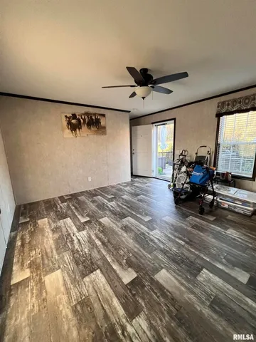 a view of a livingroom with furniture