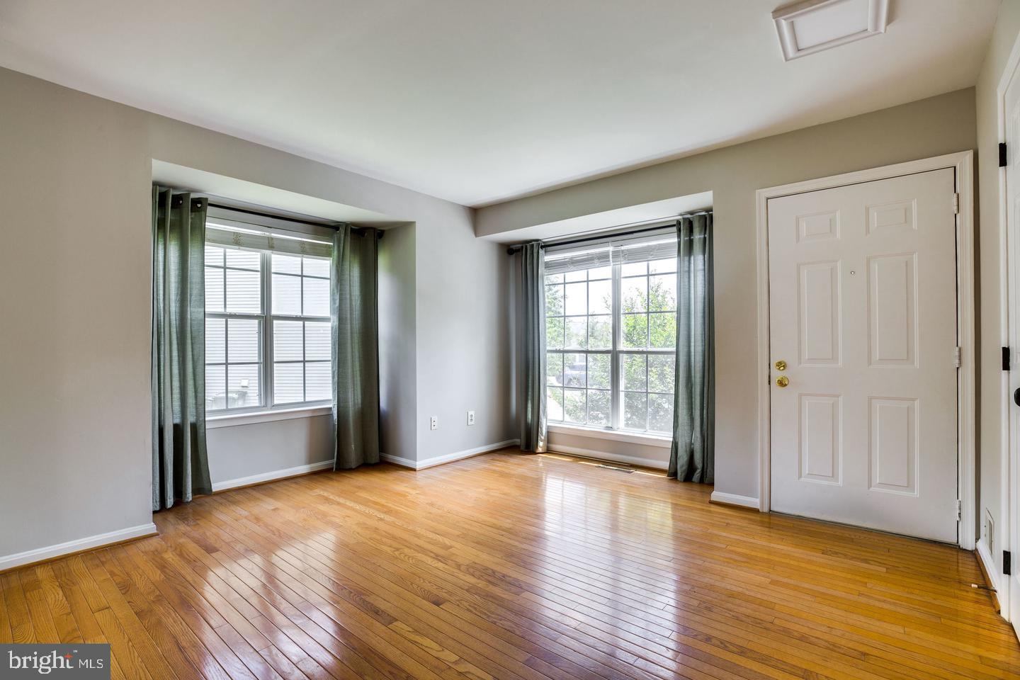14232 Autumn Circle Centreville, VA 20121 - Photo 3 of 30 SHINY HARDWOOD FLOORS
