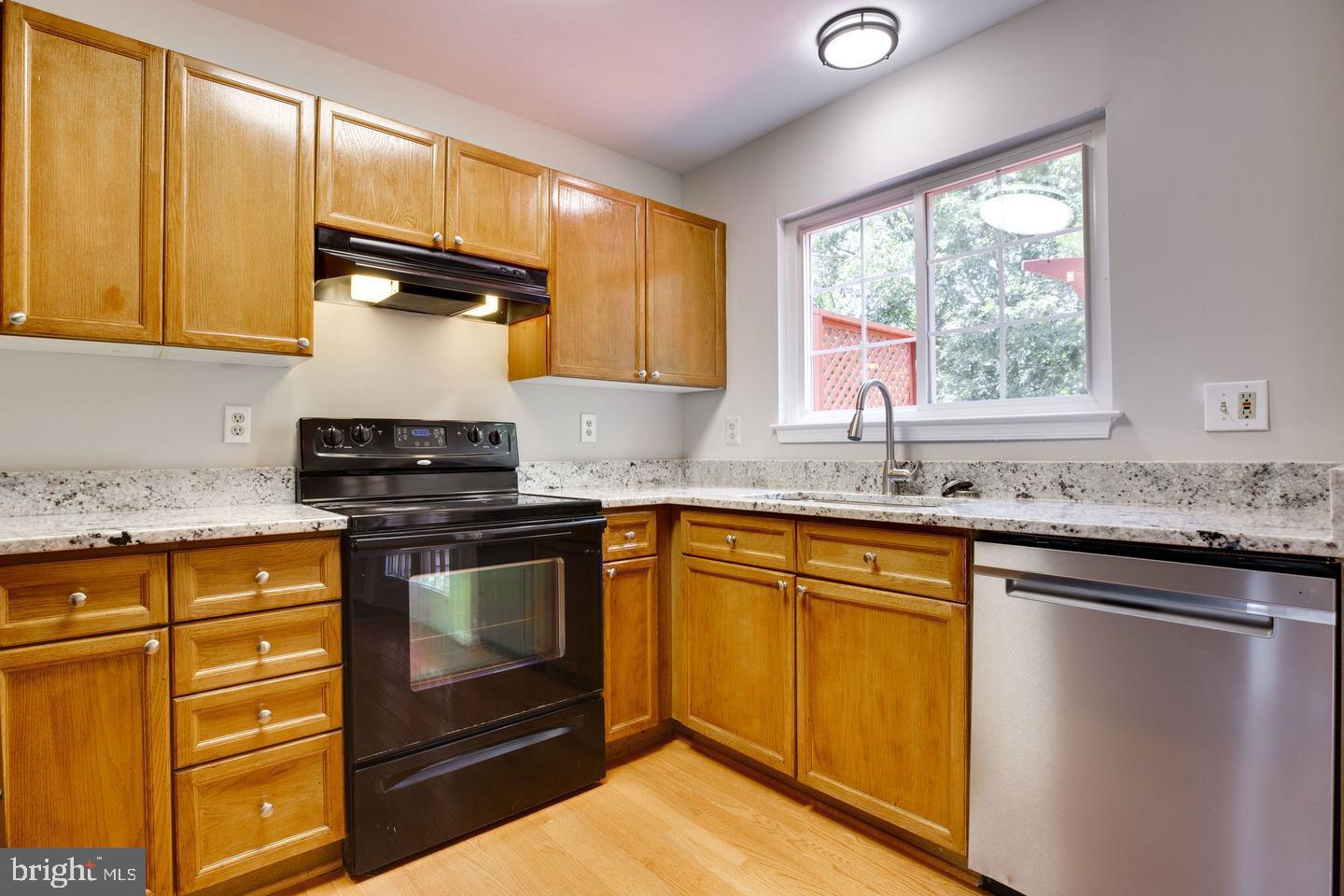 14232 Autumn Circle Centreville, VA 20121 - Photo 7 of 30 GRANITE COUNTERTOPS