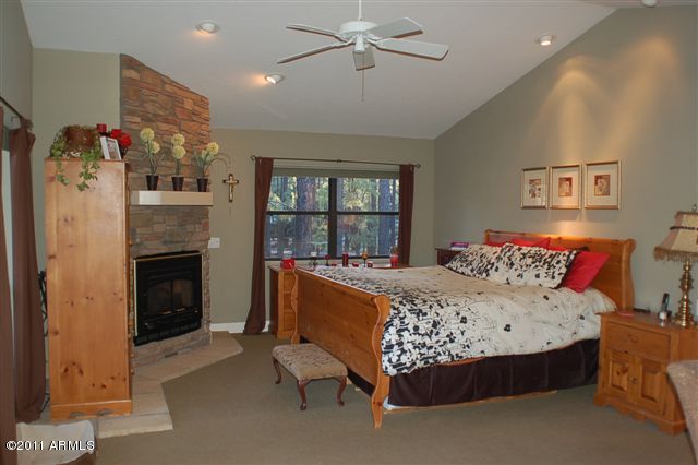 8107 White Oak Road Pinetop, AZ 85935 - Photo 5 of 9 Master Bedroom