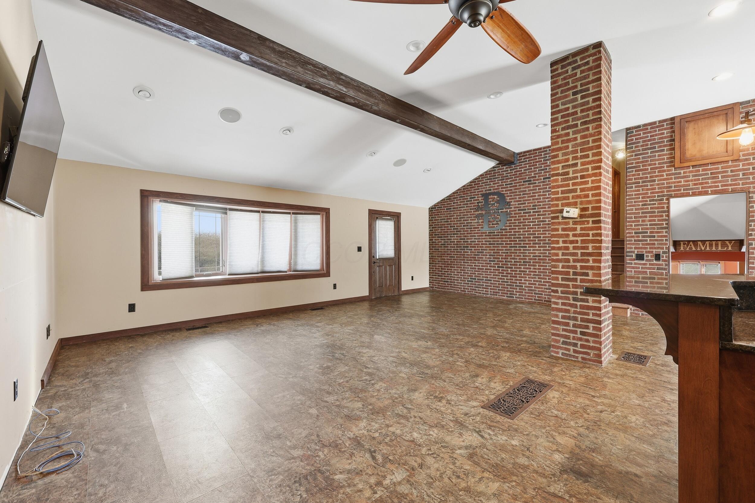 5370 Dublin Road Delaware, OH 43015 - Photo 11 of 50 Living room