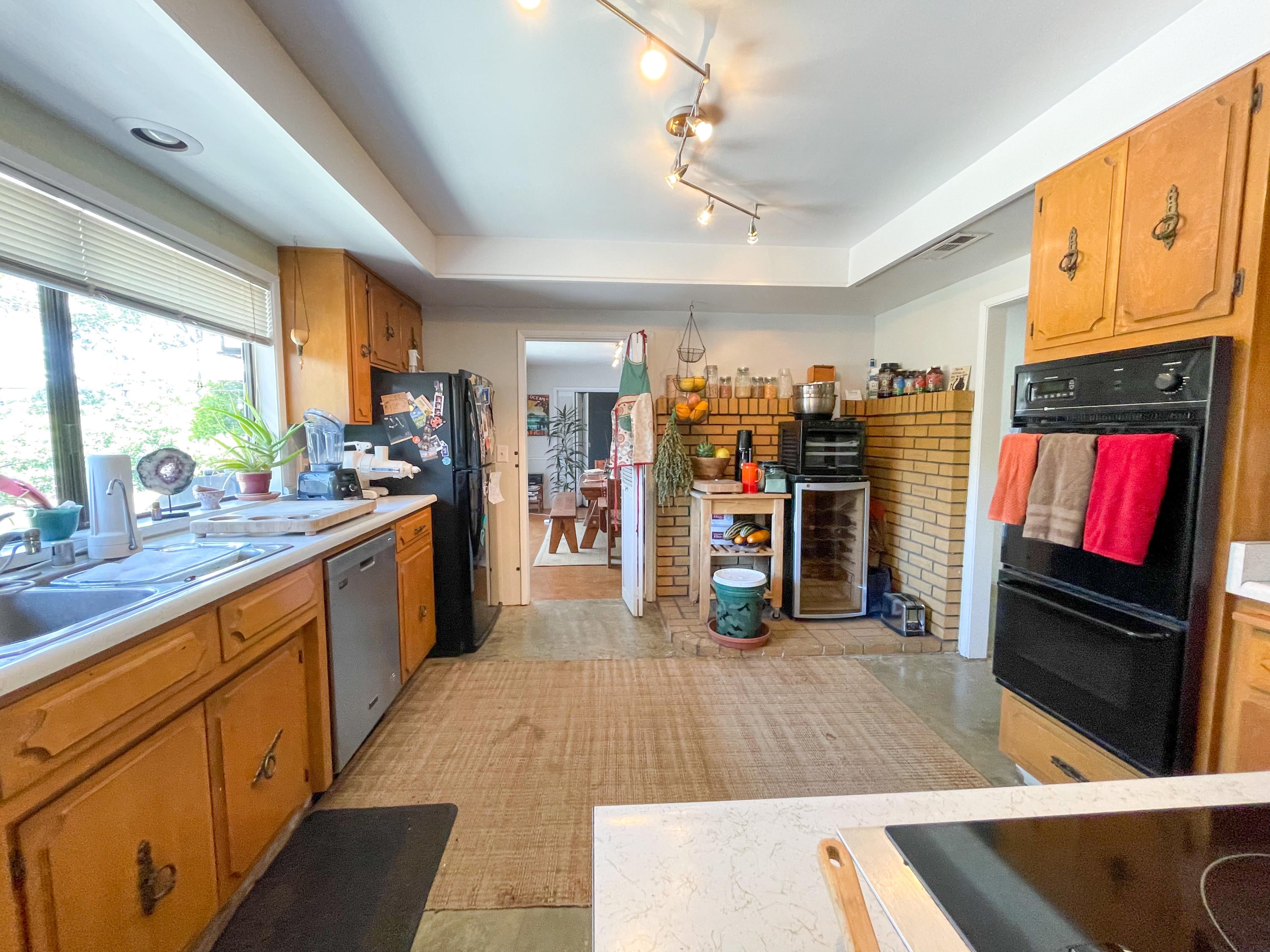 9222 North Applegate Road Grants Pass, OR 97527 - Photo 3 of 30 Kitchen1