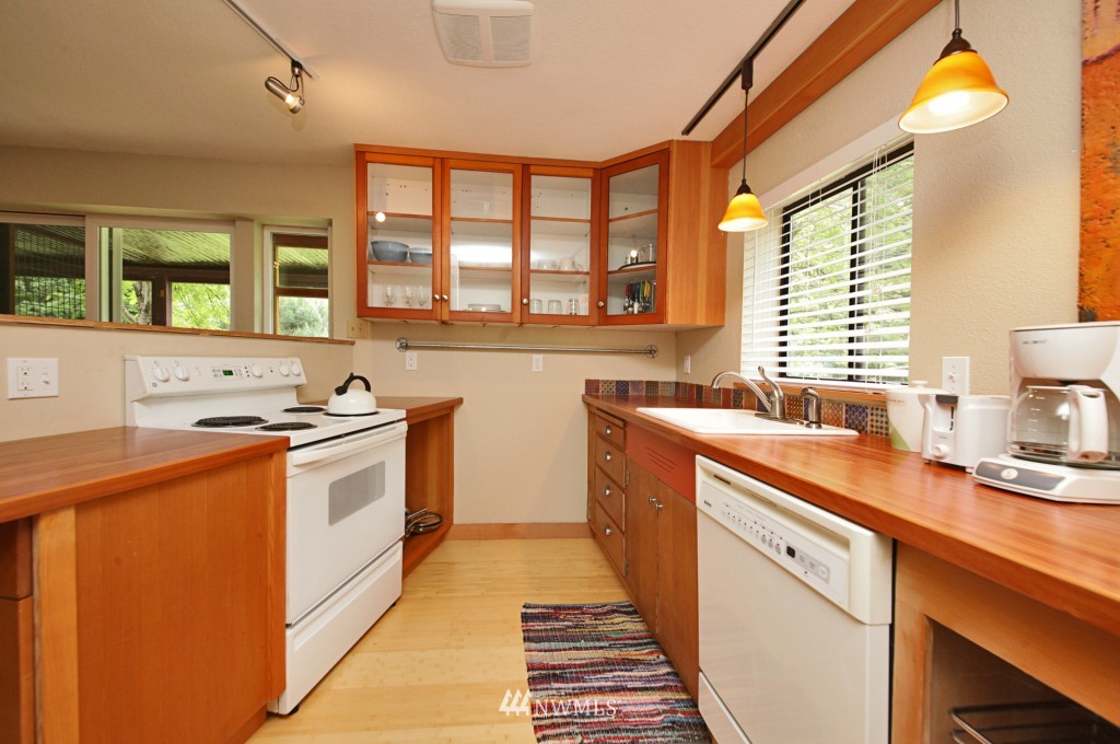 7587 Bailey Road Clinton, WA 98236 - Photo 15 of 25 Gallery Image 15