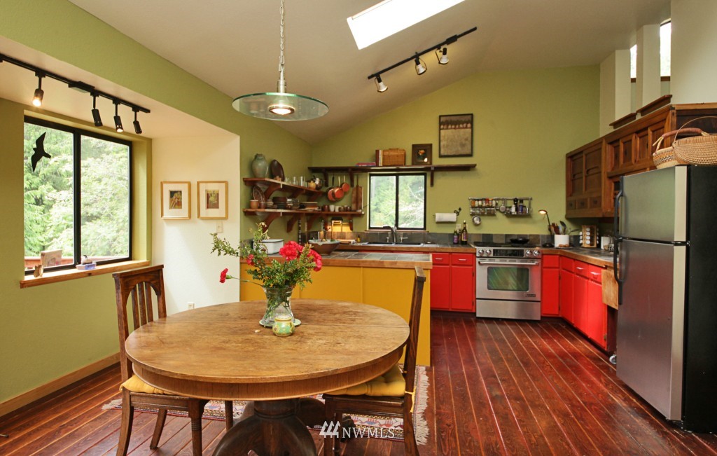 7587 Bailey Road Clinton, WA 98236 - Photo 5 of 25 Gallery Image 5