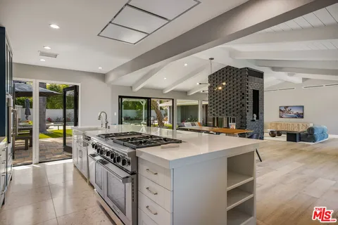 $2,995,000 | 8400 Mulholland Drive, Los Angeles, CA 90046