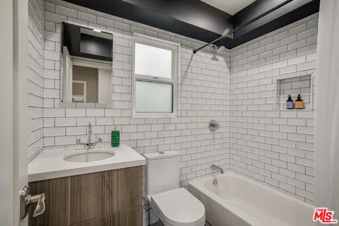 $2,995,000 | 8400 Mulholland Drive, Los Angeles, CA 90046