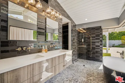 $2,995,000 | 8400 Mulholland Drive, Los Angeles, CA 90046