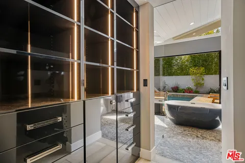 $2,995,000 | 8400 Mulholland Drive, Los Angeles, CA 90046