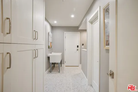 $2,995,000 | 8400 Mulholland Drive, Los Angeles, CA 90046