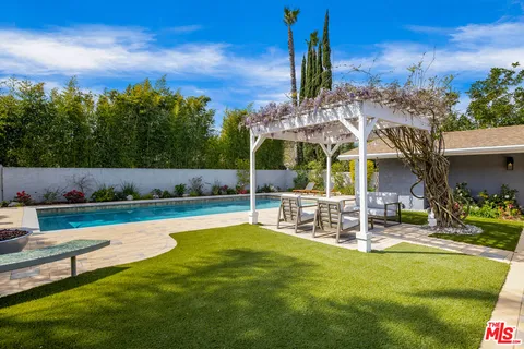 $2,995,000 | 8400 Mulholland Drive, Los Angeles, CA 90046