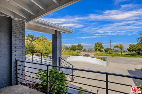 $2,995,000 | 8400 Mulholland Drive, Los Angeles, CA 90046