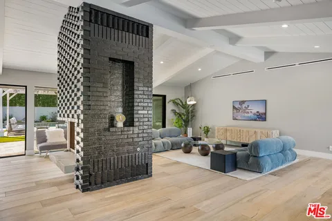 $2,995,000 | 8400 Mulholland Drive, Los Angeles, CA 90046