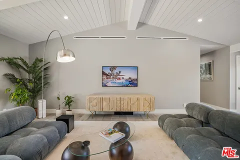 $2,995,000 | 8400 Mulholland Drive, Los Angeles, CA 90046