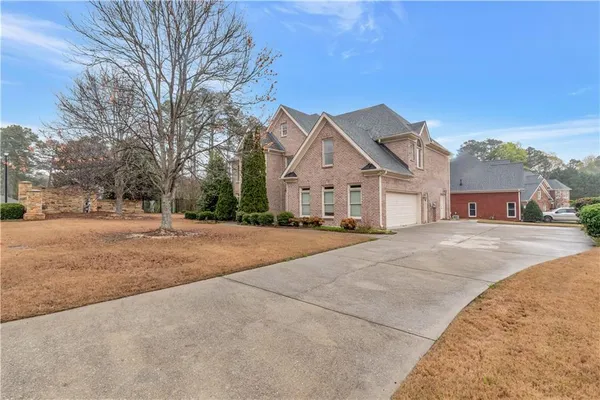 a view of a house with a yard