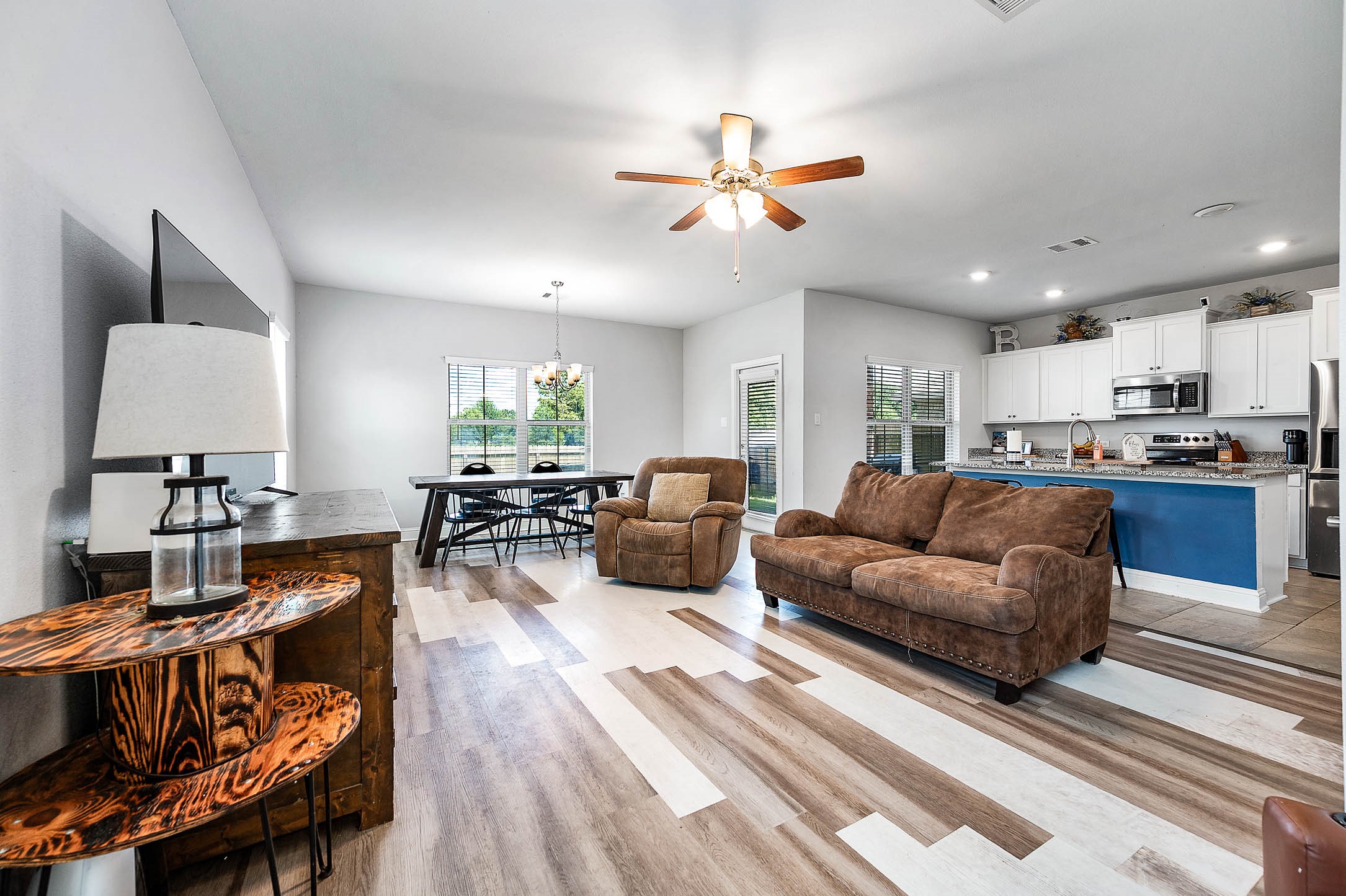 305 Bryan Way Angleton, TX 77515 - Photo 2 of 31 Living Room