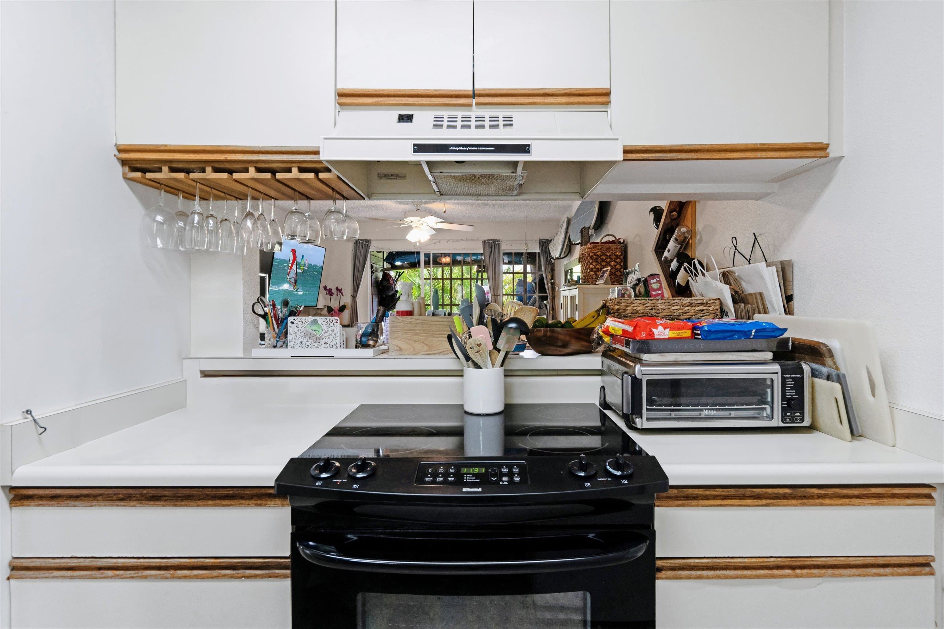 160 Keonekai Road, Unit 27201 Kihei, HI 96753 - Photo 14 of 29 a kitchen with an oven a cabinets and potted plant
