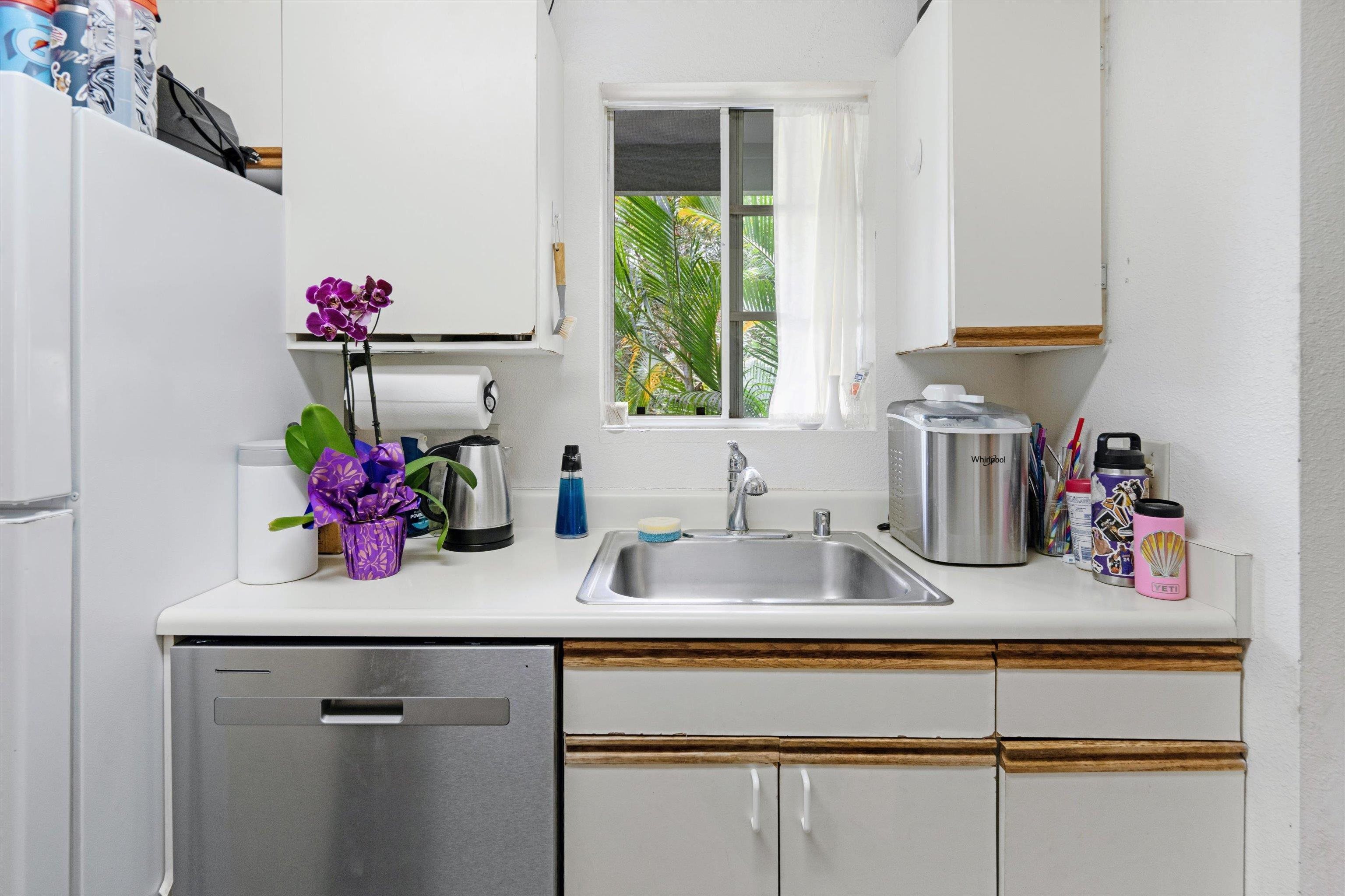 160 Keonekai Road, Unit 27201 Kihei, HI 96753 - Photo 15 of 29 a bathroom sink with a granite countertop white sink and cabinets