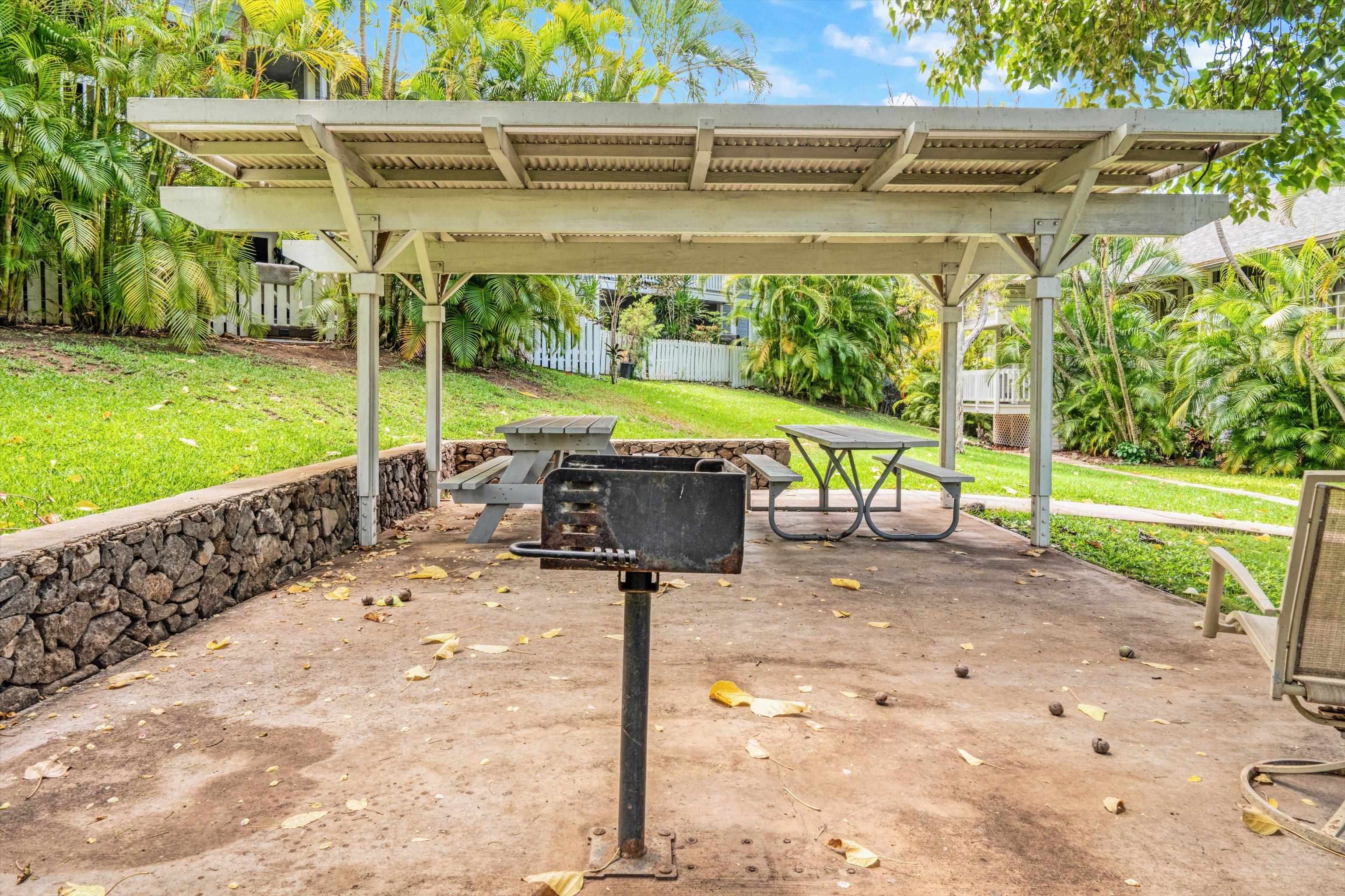 160 Keonekai Road, Unit 27201 Kihei, HI 96753 - Photo 23 of 29 a view of a yard with porch