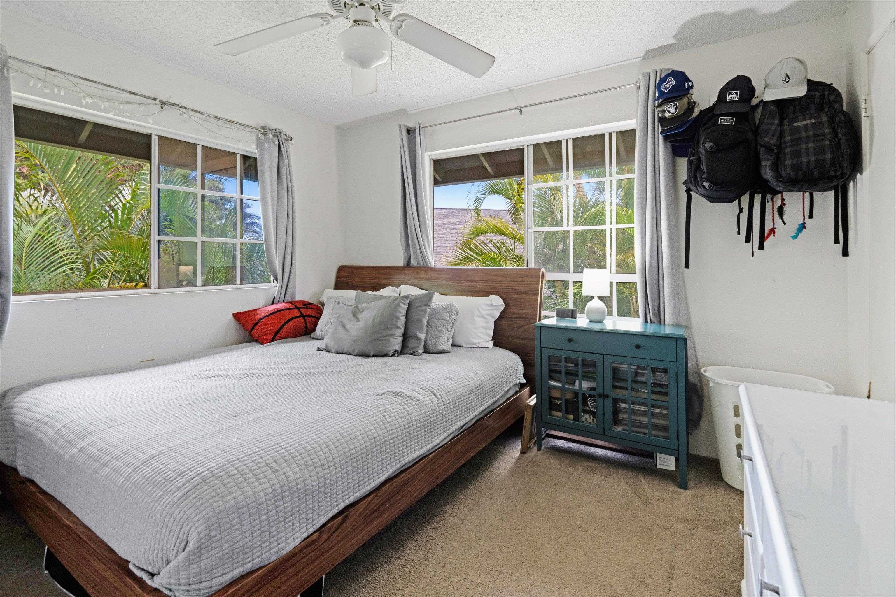 160 Keonekai Road, Unit 27201 Kihei, HI 96753 - Photo 6 of 29 a bedroom with a bed and a window