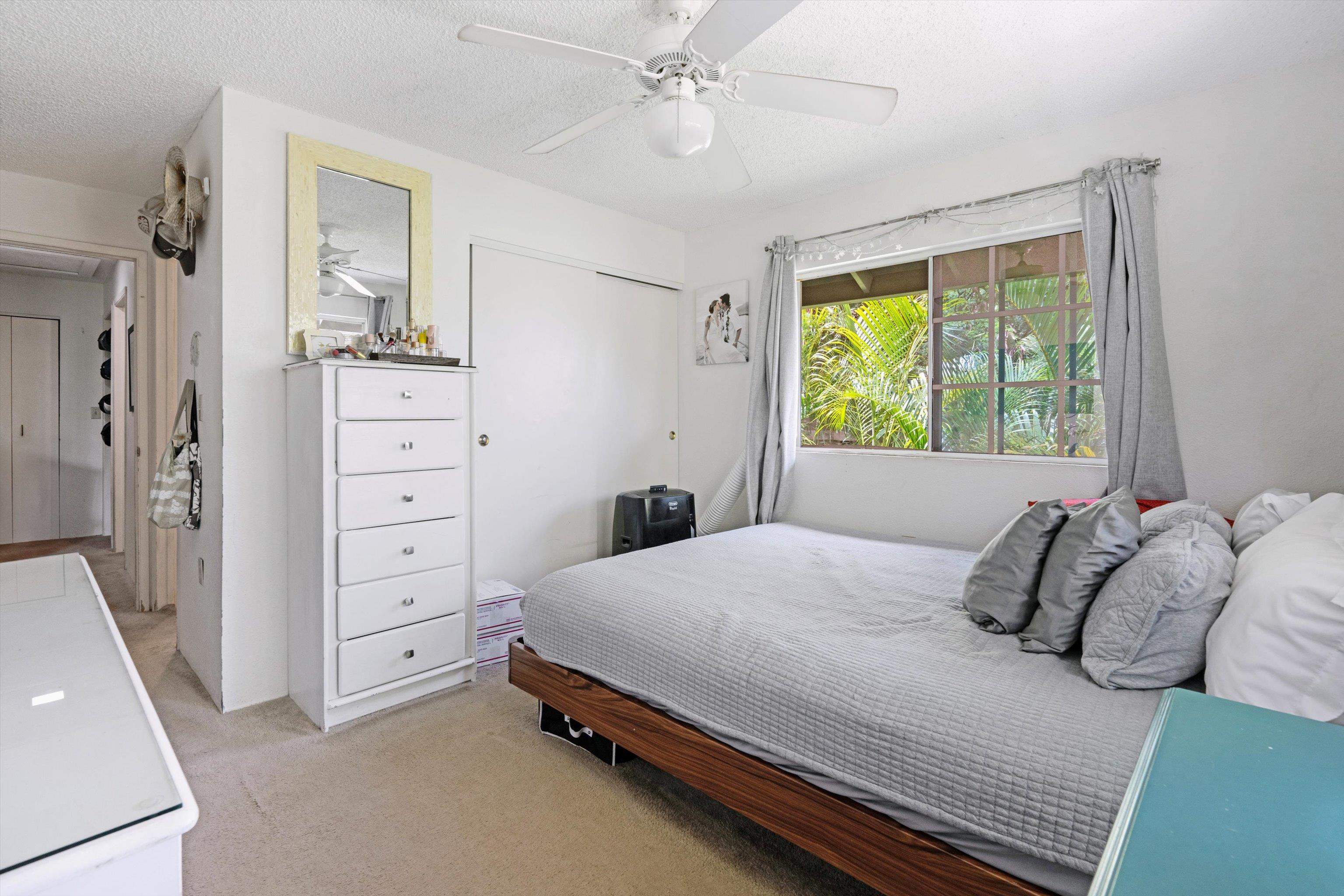 160 Keonekai Road, Unit 27201 Kihei, HI 96753 - Photo 10 of 29 a bedroom with a bed and a dresser