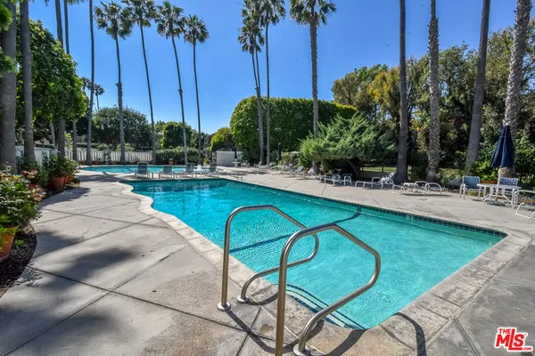$799,000 | 289 South Barrington Avenue, Unit A211, Los Angeles, CA 90049
