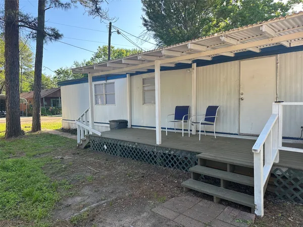 a view of a house with backyard and sitting area