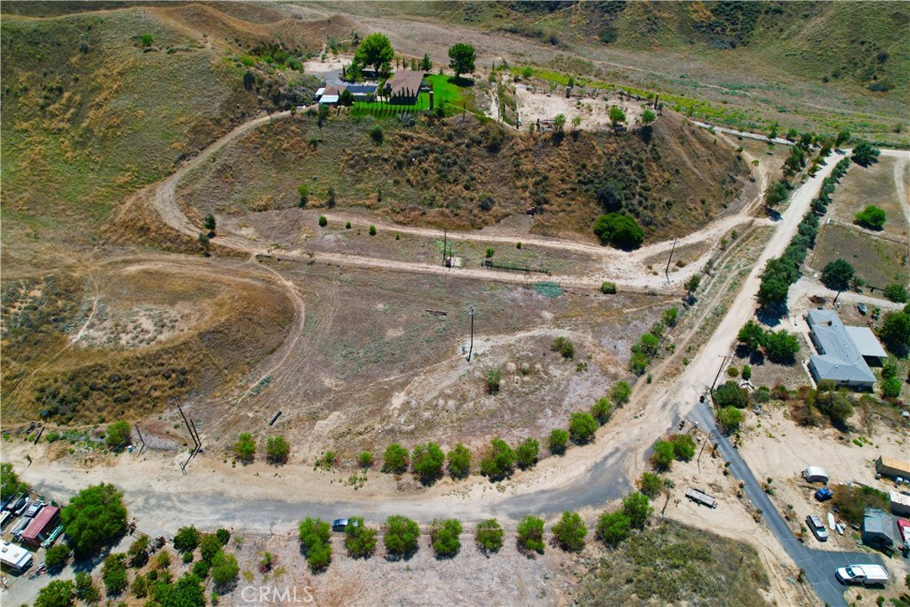 a view of a pathway with a yard