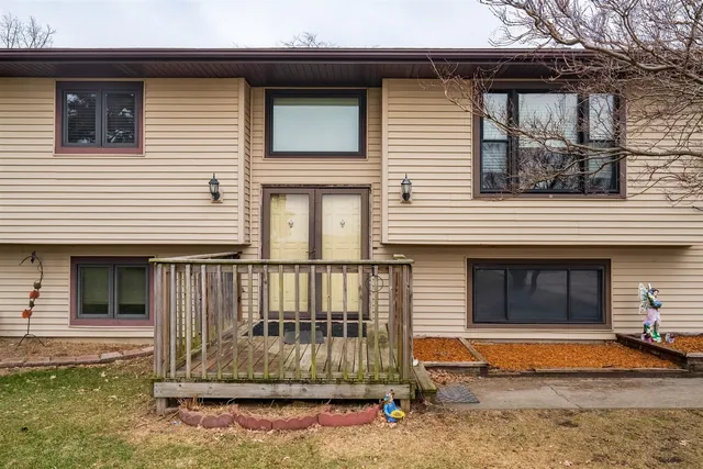 a view of a house with backyard and trees