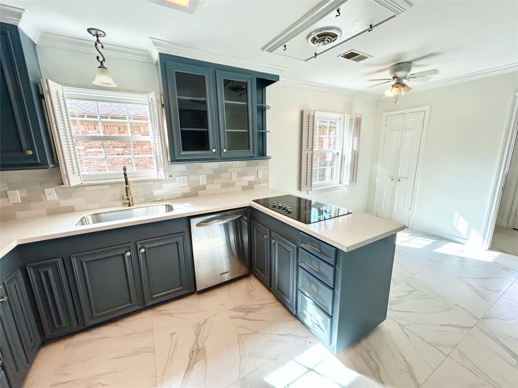 10010 Burgoyne Road Houston, TX 77042 - Photo 14 of 32 Kitchen and breakfast area