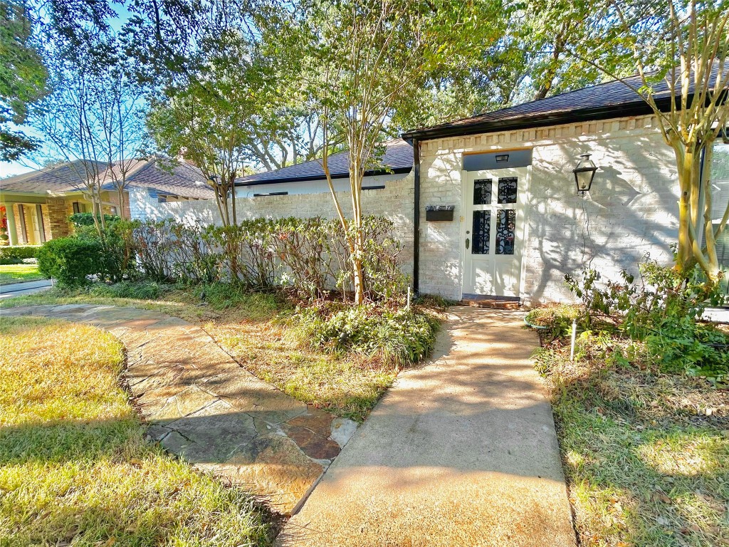 10010 Burgoyne Road Houston, TX 77042 - Photo 2 of 32 Entrance to courtyard from front of home