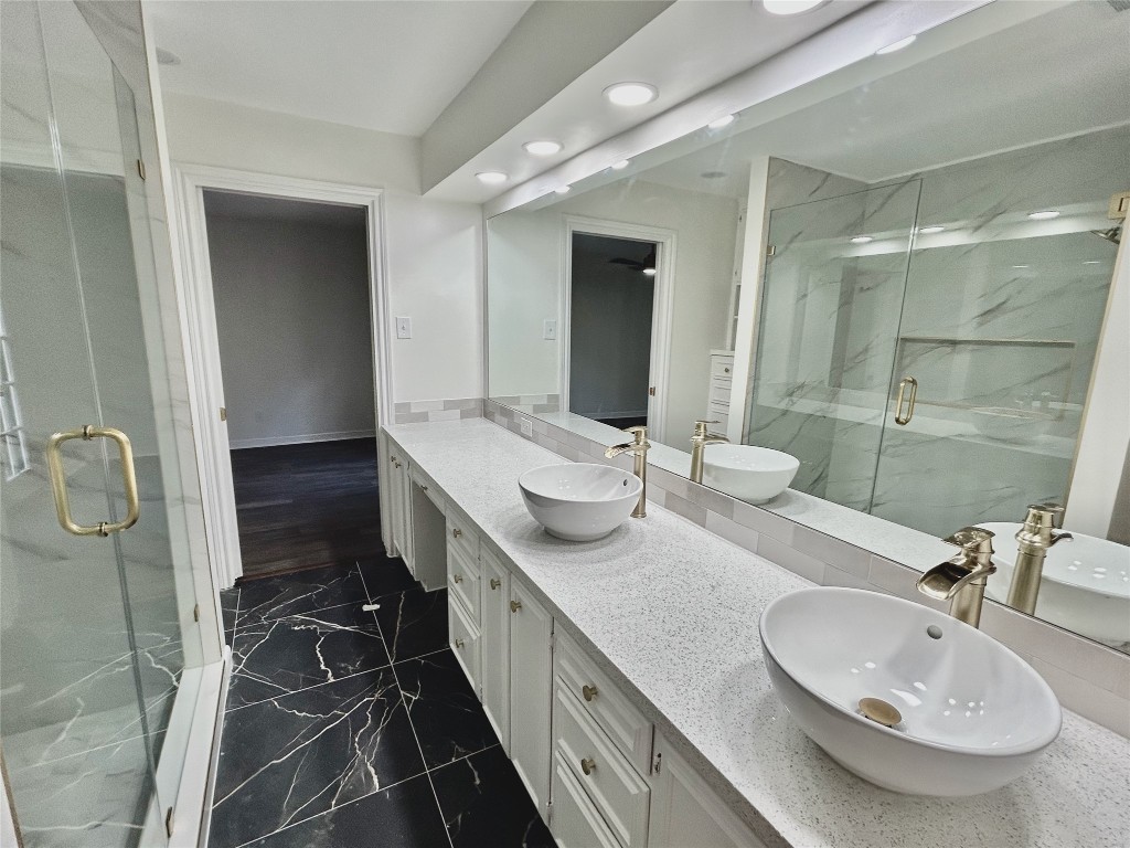 10010 Burgoyne Road Houston, TX 77042 - Photo 25 of 32 Primary restroom