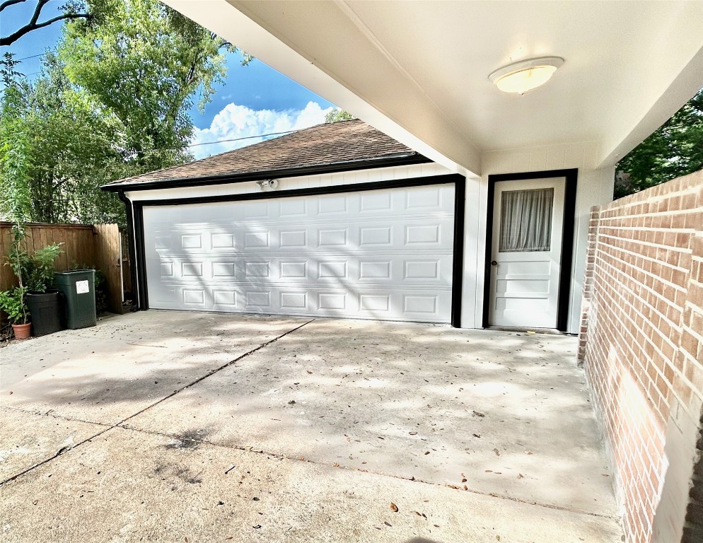 10010 Burgoyne Road Houston, TX 77042 - Photo 31 of 32 Garage