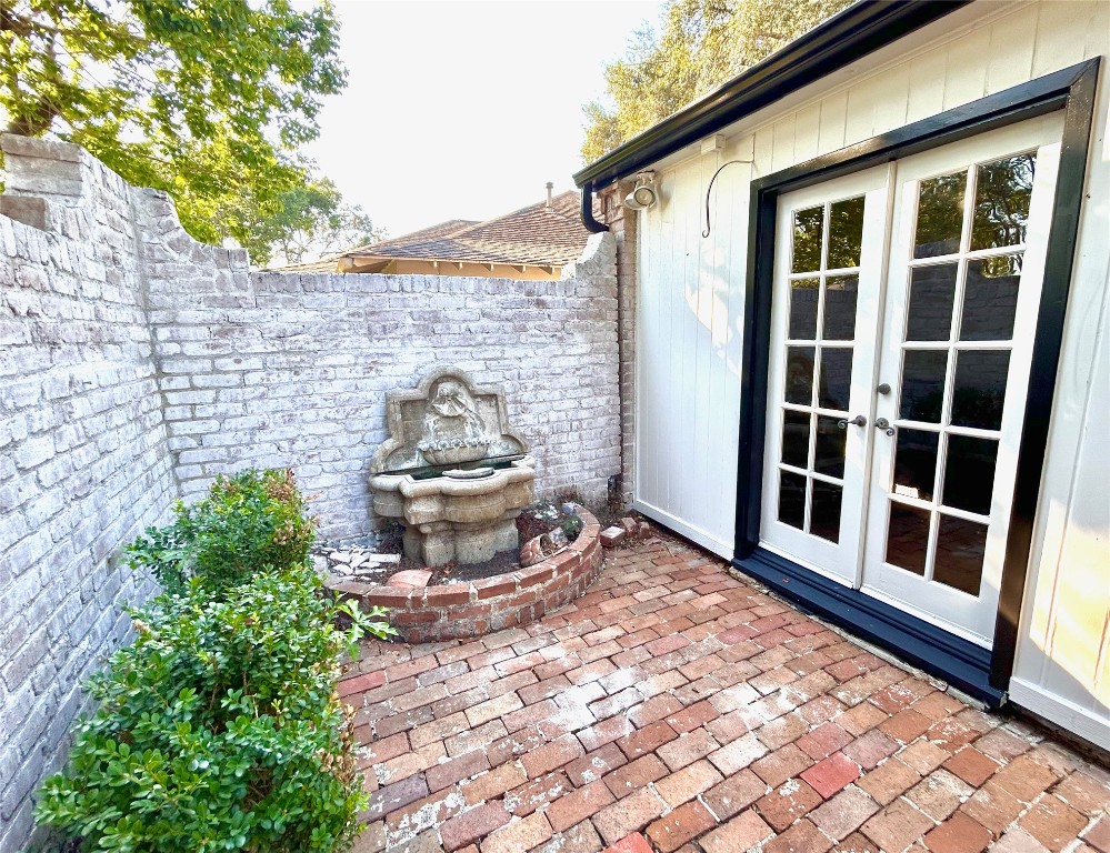 10010 Burgoyne Road Houston, TX 77042 - Photo 5 of 32 Courtyard doors leading to dining room.
