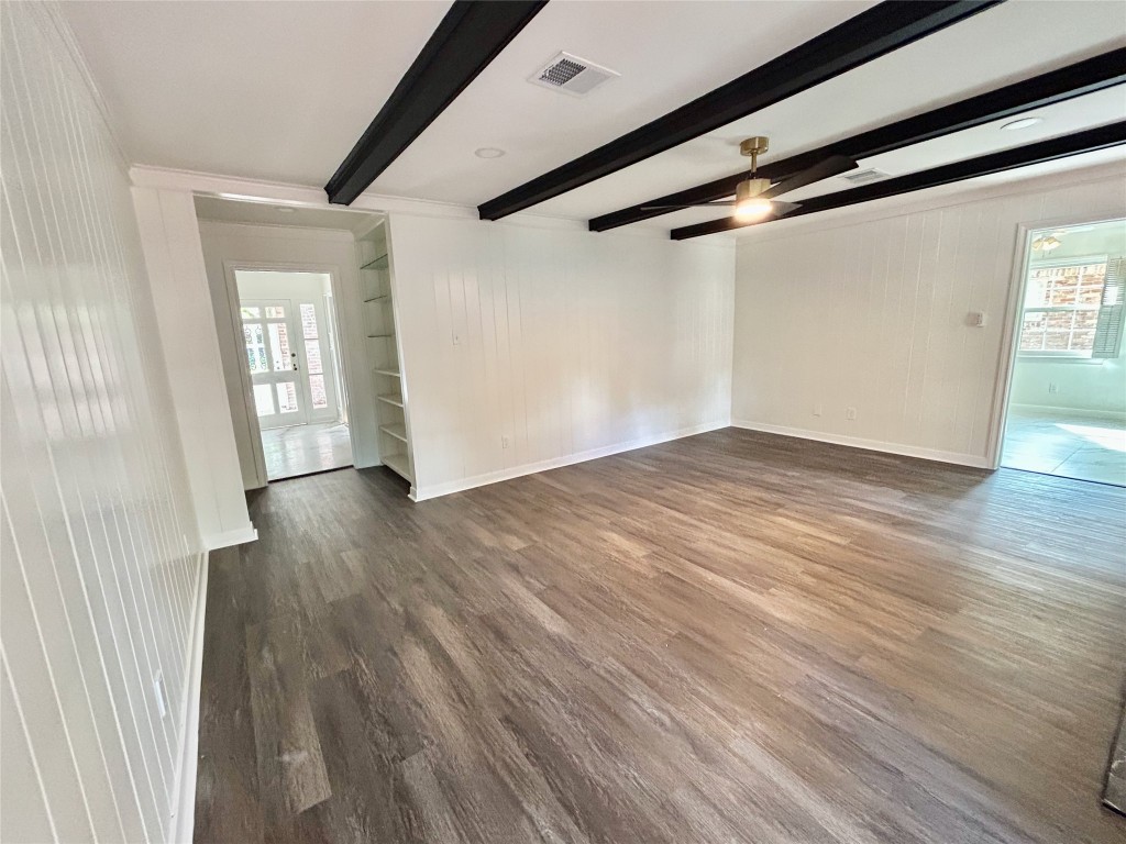 10010 Burgoyne Road Houston, TX 77042 - Photo 8 of 32 Living area facing front of home