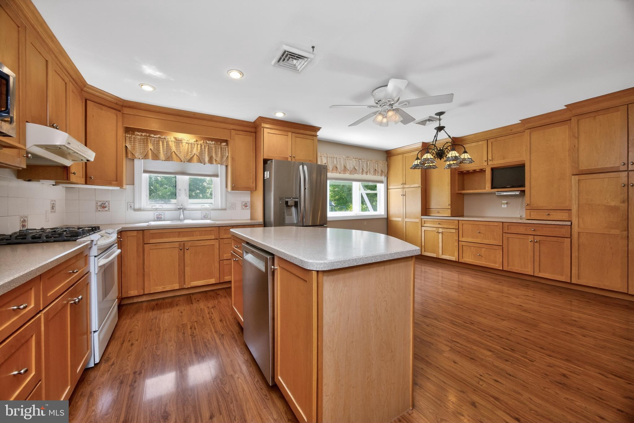 726 Claire Road Warminster, PA 18974 - Photo 2 of 36