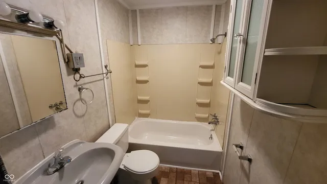 $1,050 | 323 North Rural Street, Indianapolis, IN 46201