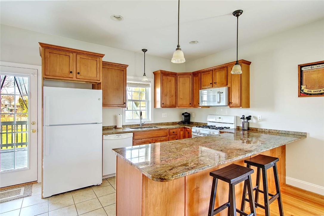 31 Garfield Avenue Bristol, RI 02809 - Photo 8 of 33 1st floor