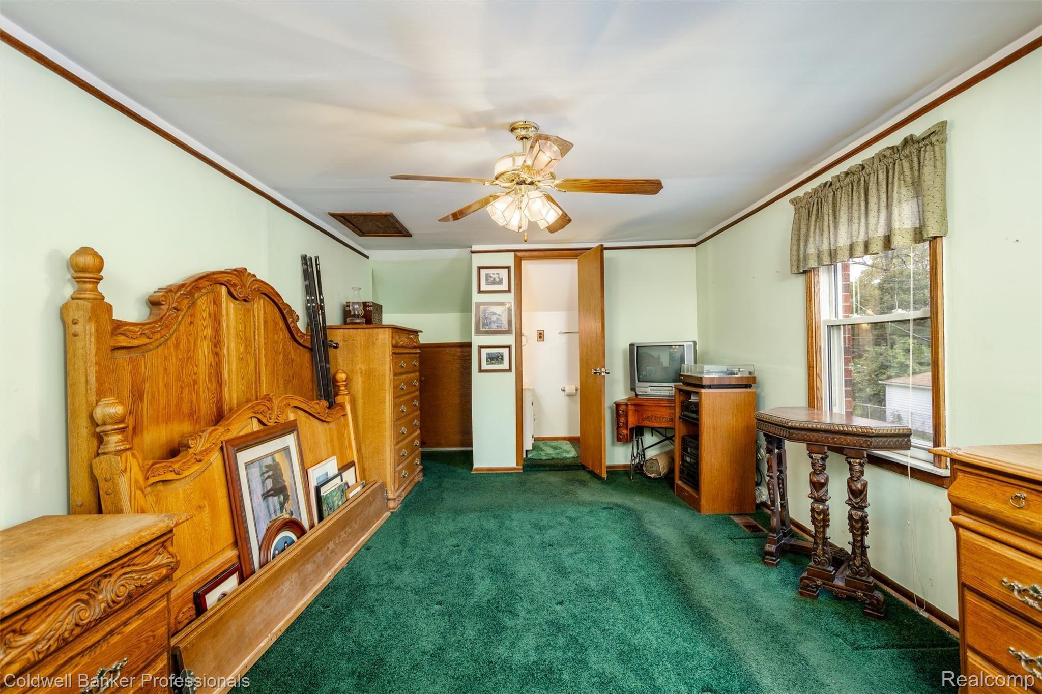 15074 Charles R Avenue Eastpointe, MI 48021 - Photo 32 of 55 15074 Charles R S040.jpg