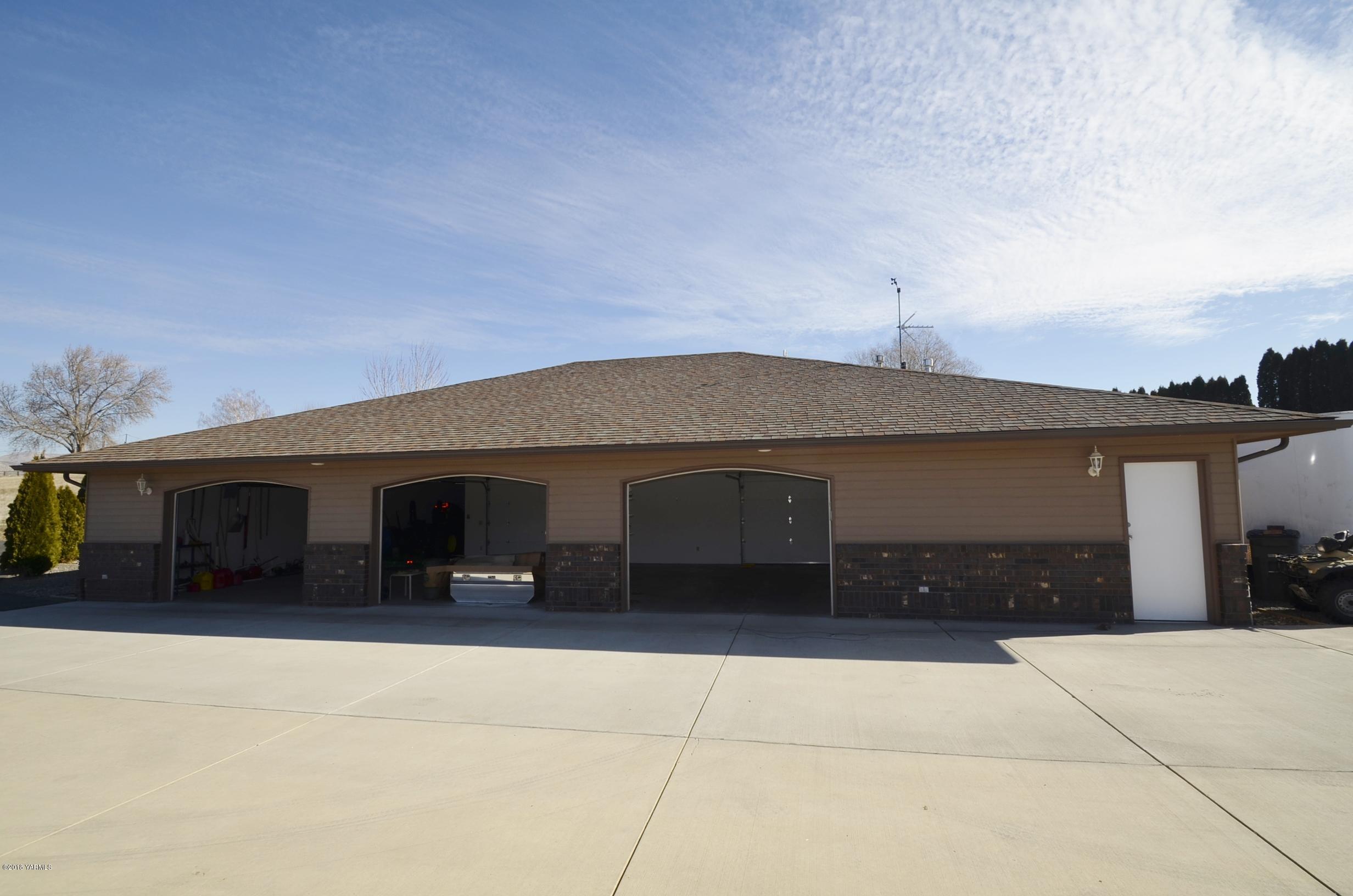9000 Mieras Road Yakima, WA 98901 - Photo 50 of 63 a front view of house with yard