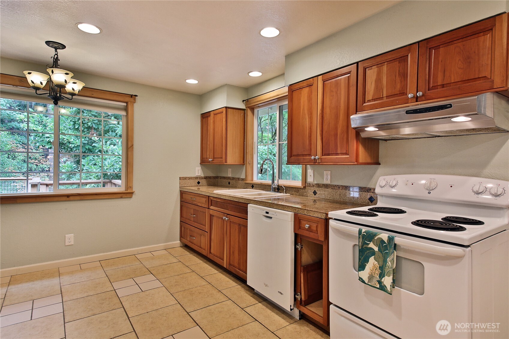 6255 Bayview Road Clinton, WA 98236 - Photo 3 of 40 Gallery Image 3