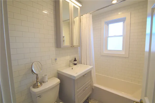 $2,500 | 70 Carroll Avenue, Unit 107, Newport, RI 02840