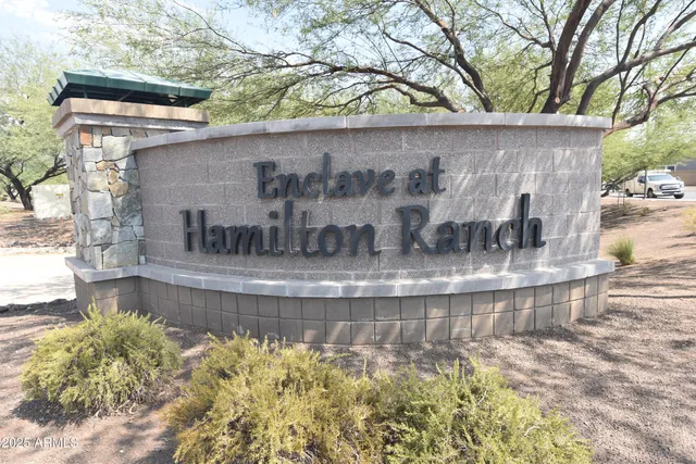 a view of a back yard