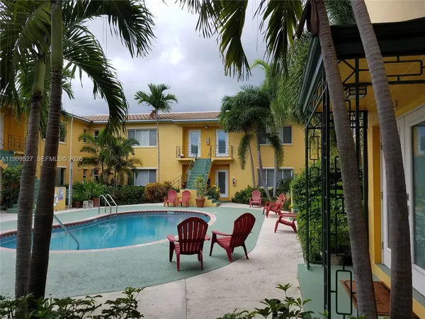 a view of outdoor space yard and porch
