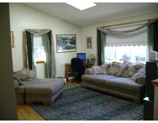 8 Thistle Road Saugus, MA 01906 - Photo 3 of 14 Gallery Image 3