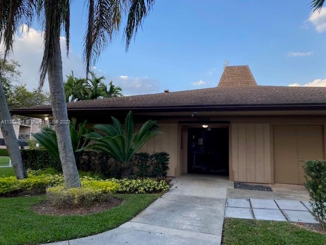 10985 Southwest 107th Street, Unit 305 Miami, FL 33176 - Photo 18 of 20 a front view of a house with garden