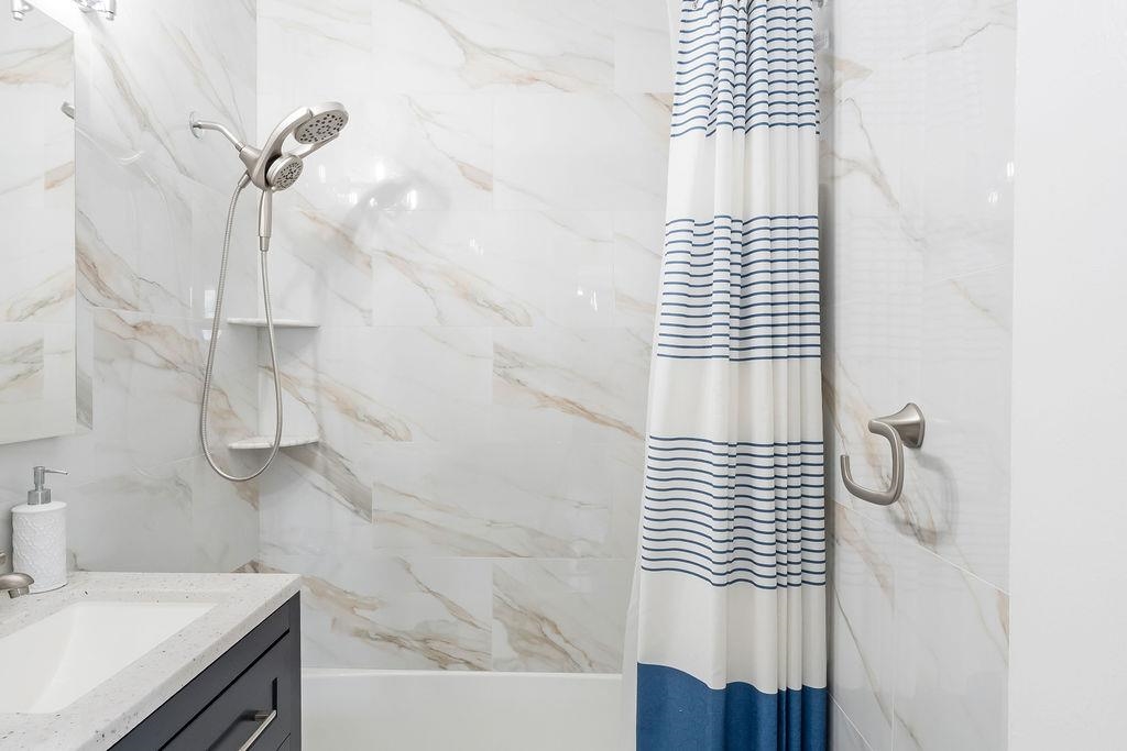 6040 Boulevard East, Unit 22F West New York, NJ 07093 - Photo 17 of 44 a bathroom with a sink and a bathtub