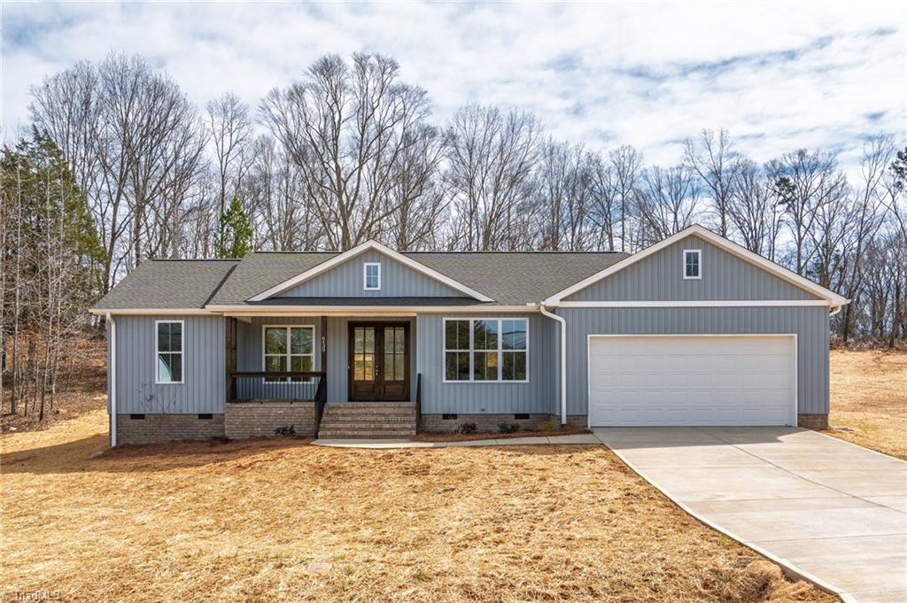 6439 Post Road Thomasville, NC 27360 - Photo 2 of 33 Beautiful curb appeal