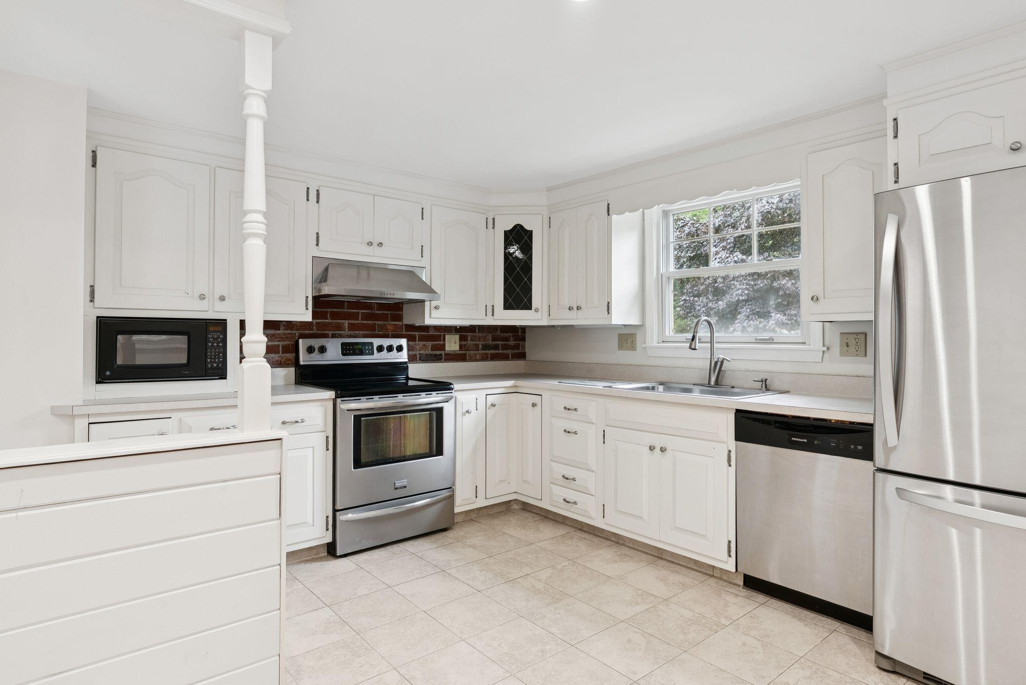 9 Eastfield Road Cape Elizabeth, ME 04107 - Photo 10 of 33 Kitchen