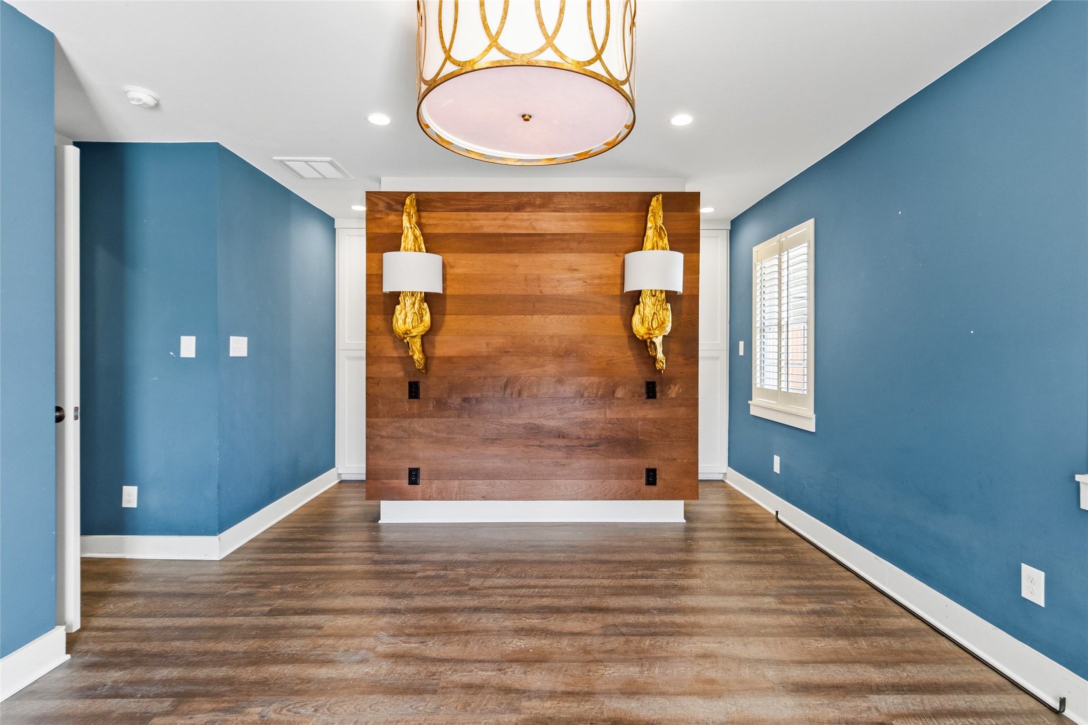 1914 Peppermill Road Houston, TX 77080 - Photo 21 of 43 This bright, open space gives you options—whether it becomes your home office, studio, or lounge—with direct access to your outdoor living just steps away.