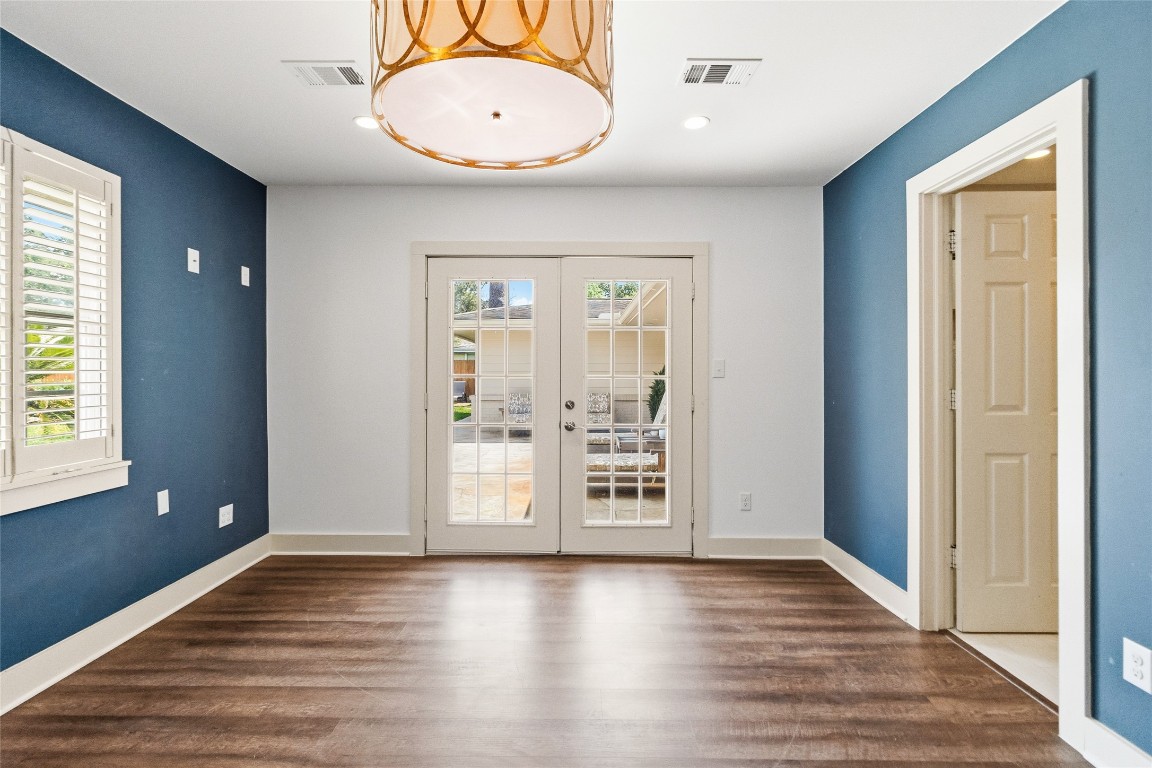 1914 Peppermill Road Houston, TX 77080 - Photo 22 of 43 This bright, open space gives you options—whether it becomes your home office, studio, or lounge—with direct access to your outdoor living just steps away.